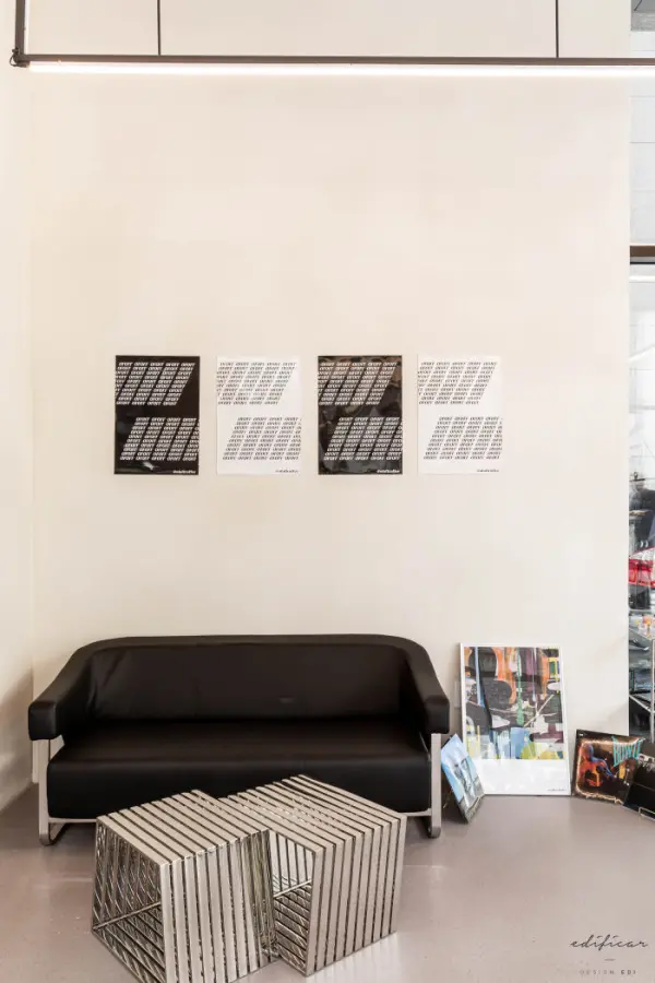 갤러리 무드 아트월이 있는 카페 라운지 공간